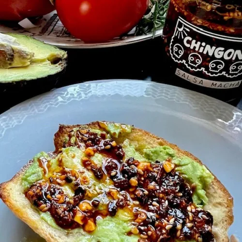Vista 4 de CHiNGONAs Salsa Macha - Salsa crujiente de chile mexicano gourmet a base de aceite, vegana y sin gluten, aceite de chile crujiente, 6 onzas