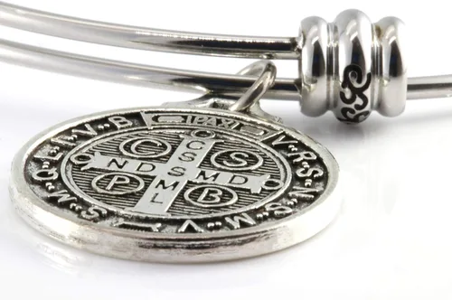 Vista 8 de Pulsera San Benito Medallas de San Benito son grandes regalos católicos o regalos de confirmación y Medalla de San Benito un brazalete de acero
