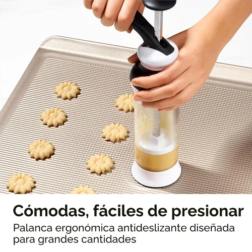 Vista 4 de OXO Good Grips Juego de Prensa para Galletas de 14 Piezas, Prensa para Galletas con 12 Discos de Acero Inoxidable y Estuche de Almacenamiento