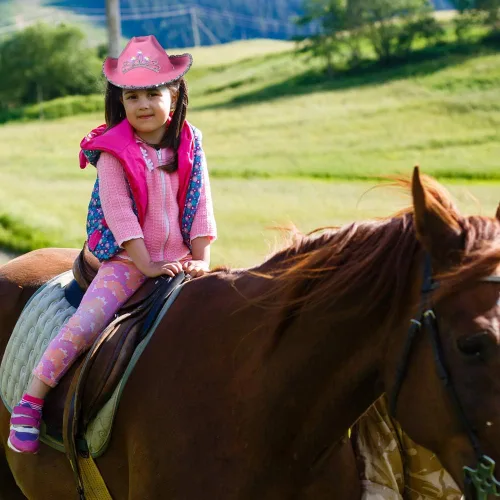 Vista 6 de ArtCreativity Sombrero de vaquero rosa iluminado para niñas, sombrero de vaquera brillante con lentejuelas y una deslumbrante tiara LED, lindo