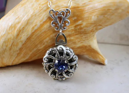 Vista 2 de Sapphire Crystal Multi Photo Locket