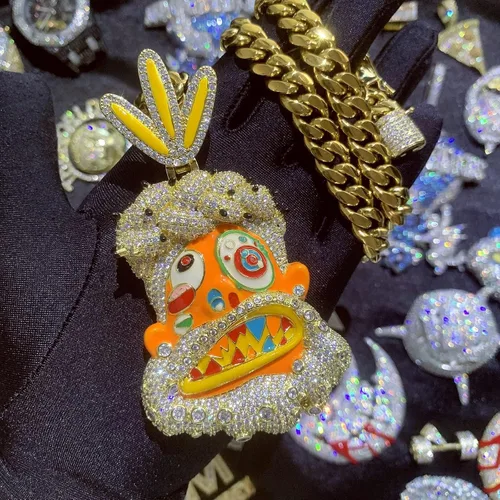 Vista 6 de ICEDIAMOND Collar de cadena cubana con colgante de arte abstracto pintado con esmalte frío, diseño de tribu misteriosa, chapado en oro, joyería