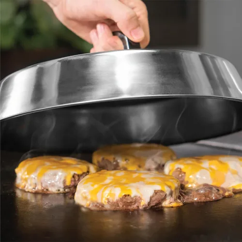 Vista 2 de Blackstone Signature Accessories Tapa redonda 12" para derretir queso y cocinar al vapor. Para usar en la parrilla en interiores o exteriores.