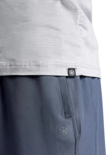 Vista 5 de Gaiam Camiseta básica de cuello redondo para hombre, ajuste estándar, material elástico de peso medio