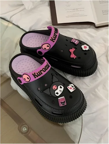 Vista 3 de Lindas pantuflas Kuromi Kawaii de dibujos animados para mujer, sandalias de nube para interiores y exteriores, suaves y cómodas, antideslizantes