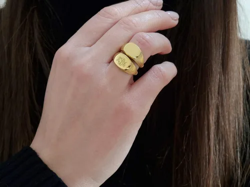 Vista 6 de Elegante joyero unisex ovalado anillo de sello personalizado en oro sólido 9k, 14k y 18k, anillo de chevalier grabado personalizado, inicial
