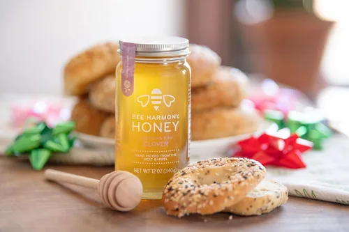 Vista 2 de Bee Harmony Miel de trébol cruda, 12 onzas (paquete de 2 tarros), fabricada en los Estados Unidos