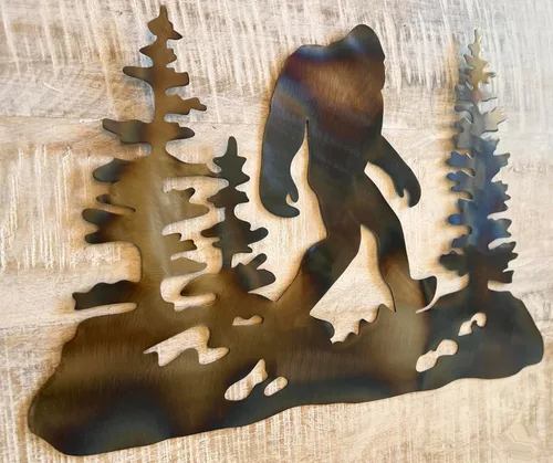 Vista 2 de Top Brass Decoración de pared de metal Bigfoot Sasquatch de 16 pulgadas, placa de arte rústica brillante con un acabado iridiscente