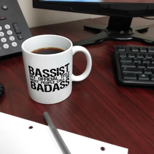 Vista 6 de ThisWear Taza de café con diseño de bajo y guitarra, para músico, título oficial, color blanco