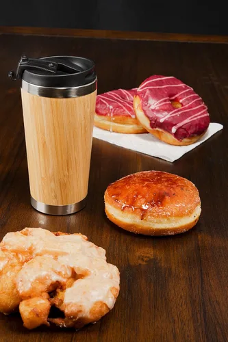 Vista 2 de Taza de viaje de bambú de acero inoxidable, tapa a prueba de derrames y taza de café aislada de 16 onzas