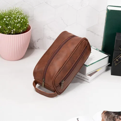 Vista 8 de Glamativity Neceser de cuero personalizado para hombres y mujeres, kit de piel vintage, regalo de cumpleaños y padrinos de boda, bolsa de viaje