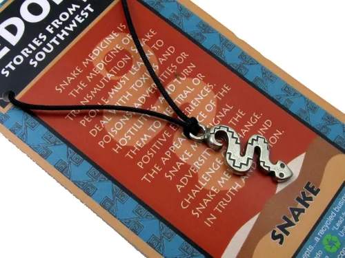 Vista 2 de Sedona Southwestern serpiente colgante de peltre con collar de cordón y tarjeta de la historia
