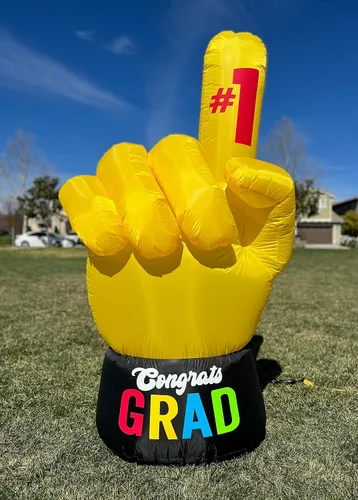 Vista 3 de Paquete de dos decoraciones de fiesta de graduación, incluye un oso de peluche marrón inflable de 4 pies de alto con gorra y gafas de bata, y mano