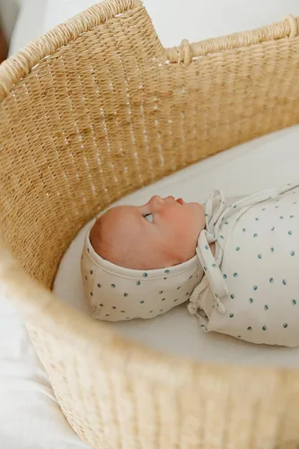 Vista 4 de Copper Pearl Gorros de bebé ultra suave, cómodo de llevar, sombrero de sol para protección contra los rayos UV, diseños a juego de moda, 6-12 meses
