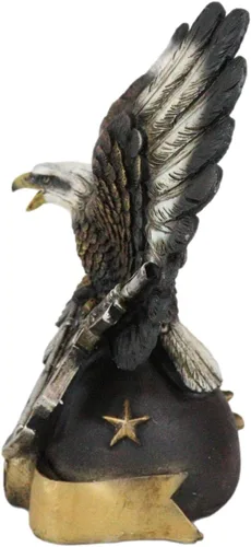 Vista 4 de Ebros Gift Alas patrióticas de gloria de 9 pulgadas de alto con águila calva agarrando rifles cruzados con la segunda enmienda derecho a portar