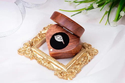 Vista 3 de MONYCraft Caja de anillo con forma de corazón Caja de madera hecha a mano para propuesta, caja de anillo de compromiso de madera, caja de anillo