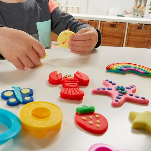 Vista 9 de Play-Doh - Set de herramientas navideñas, 43 accesorios y 10 colores de compuesto para modelar, regalos para rellenar calcetines de Navidad