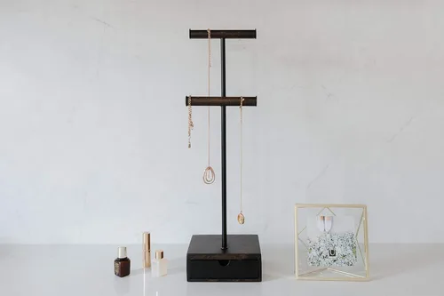 Vista 7 de Umbra Soporte de joyería de pilarorganizador de joyas de nogal y metal negro con cajón, 6 pulgadas de largo x 5 pulgadas de ancho x 21 pulgadas