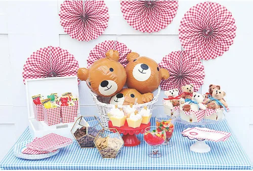 Vista 2 de Fun Express Rollo desechable de plástico a cuadros para manteles de fiesta, mantel azul y blanco para celebraciones de Oktoberfest, picnic