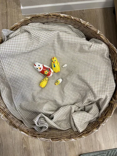 Vista 4 de AEVVV Juego de 5 muñecas de anidación de pollo - Decoración de cocina de pollo - Muñecas apilables de madera - Muñeca Matryoshka pintada a mano rusa