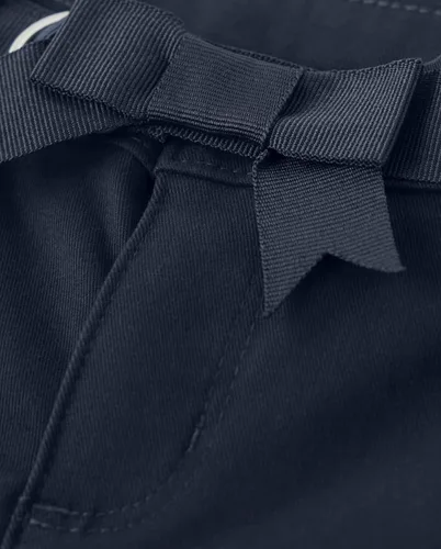 Vista 2 de Gymboree Pantalones cortos chinos de sarga con cinturón para niñas y niños pequeños