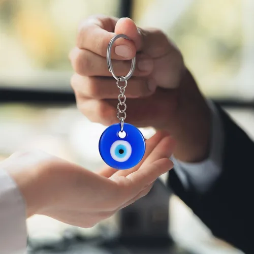 Vista 5 de Inbagi 50 llaveros de ojo turco azul turco con dijes de decoración para manualidades, llavero de cristal con llavero, adorno colgante, accesorios