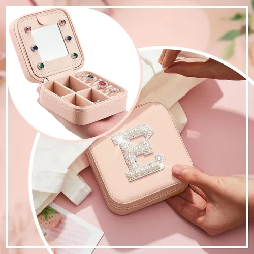 Vista 5 de Joyero de viaje con inicial, mini organizador de joyas rosa con espejo, anillo de viaje, aretes, soporte de joyería para mujeres, niñas, mamá