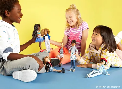 Vista 2 de Creatable World Deluxe - Kit de personajes personalizable, pelo liso negro