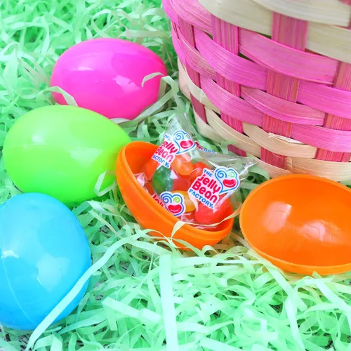 Vista 3 de Huevos de Pascua rellenos de caramelo de plástico a granel con gomas de gelatina y calcomanías, rellenos de cesta, bolsa surtida de 45 (bolsa de 45)