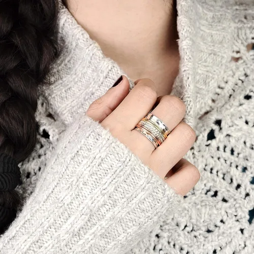 Vista 4 de Boho-Magic Anillo giratorio de plata de ley 925 con anillos antiestrés de latón y cobre para mujer de banda ancha