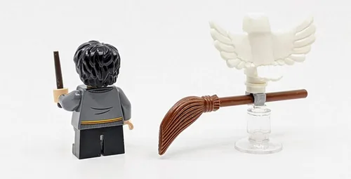 Vista 4 de LEGO Harry Potter y Hedwig Owl Delivery 30420 Polybag 27 Piezas