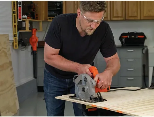 Vista 4 de Sierra circular Black & Decker BDECS300C, de 13 amperios con láser