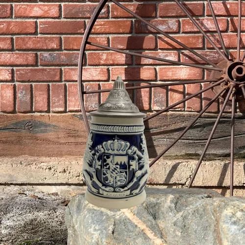 Vista 2 de 0,65 litros OktoberfestHaus Regalos alemanes para hombres pintados a mano Stein Bayern Escudo de armas con tapa de metal Jarras de Cerveza y Jarra