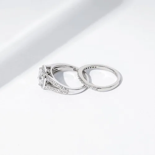 Vista 3 de Tienda Essentials Anillo de plata de ley chapado en platino con circonita cúbica Infinite Elements (anteriormente colección Tienda)