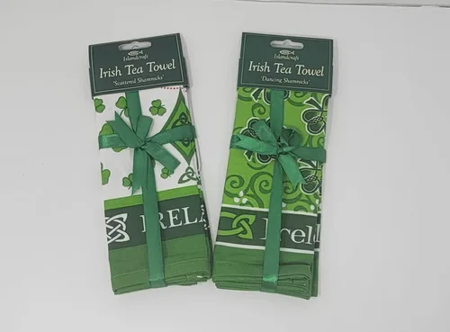 Vista 2 de Royal Tara Juego de 2 paños de té con diseño de tréboles dispersos con cinta, tréboles bailarines