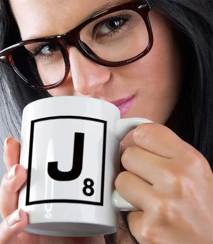 Vista 5 de Taza de café divertida personalizada Taza de café "J" Scrabble inicial Monograma Letra J Taza de té de cerámica blanca 11 oz Diseño solamente