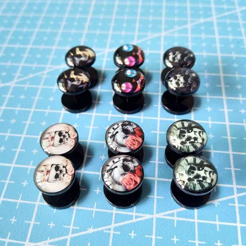 Vista 4 de FLYUN 6 pares de aretes de calavera para hombre, aretes de calibre falso, aretes de tapones falsos para hombres y hombres, aretes negros