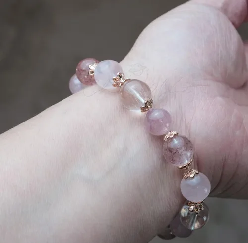 Vista 8 de Piedra preciosa rosa y oro rosa cuarzo rosa, cuarzo fresa, azeztulita, cuarzo rutilado pulsera hecha a mano con diseño original