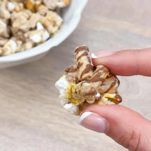 Vista 8 de Chunk Nibbles S'mores Snack Clusters - Golosinas inspiradas en fogatas con malvaviscos, galletas Graham, pretzels y chocolate, lote pequeño, hecho a