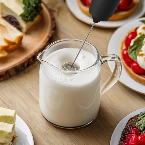 Vista 4 de Espumador de leche de viaje con tapa, fabricante de espuma eléctrica de mano con batidores de acero inoxidable, mezclador de bebidas portátil