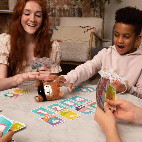 Vista 5 de Squishmallows Take4 de juegos relacionables, emocionantes, juegos de mesa y juegos de cartas para reuniones familiares, ideal