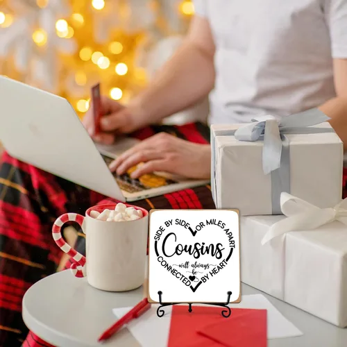 Vista 7 de Regalos para primas para mujeres, placa de madera para decoración de escritorio con soporte, relaciones de larga distancia, regalos de cumpleaños