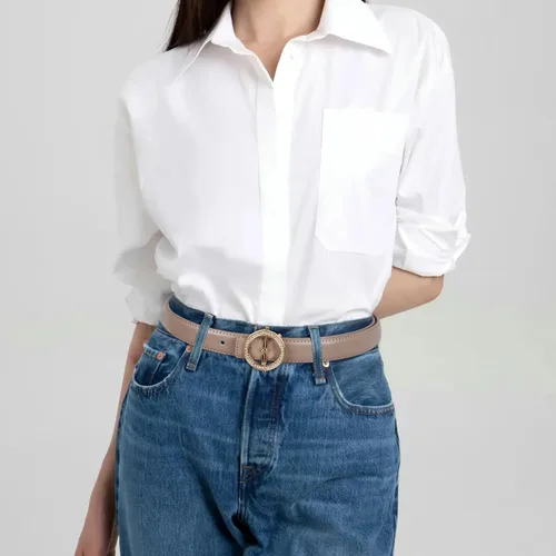 Vista 20 de Cinturón de cuero clásico con hebilla de metal para mujer con vestido de jeans