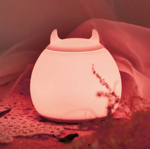 Vista 2 de Luz nocturna LED de silicona portátil de dibujos animados para niños, recargable por USB, luz blanca cálida/cálida, luz cambiable, bonita lámpara