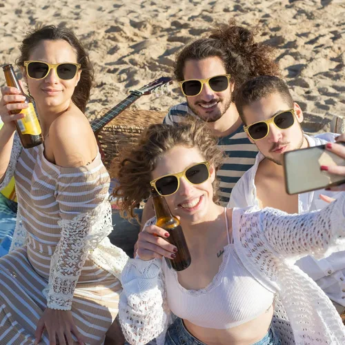 Vista 2 de Paquete de 361220 lentes de sol dorados metálicos a granel para mujeres y hombres, gafas retro de los años 90 baratos para suministros de fiesta