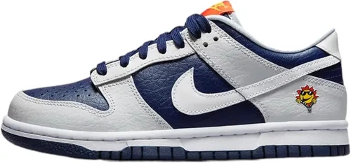Vista 218 de Nike Kid's Dunk Low Sneaker