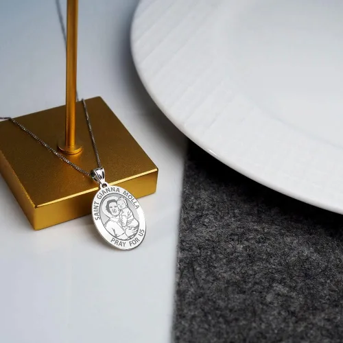 Vista 5 de PicturesOnGold.com Medalla religiosa ovalada Santa Gianna Beretta Molla - en plata de ley y oro de 10K o 14K