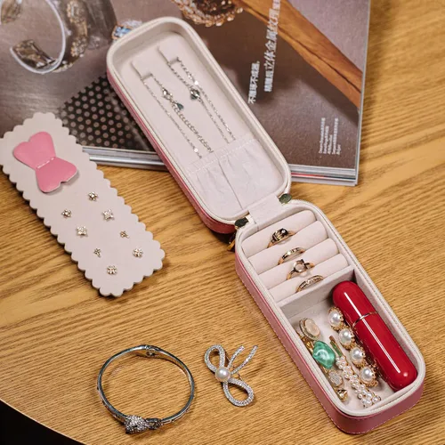 Vista 8 de SANQIANWAN Pequeña caja organizadora de viaje de joyería con estuche portátil de cuero sintético para collares, anillos, aretes, regalos para novia