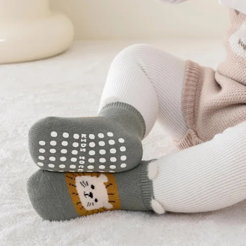 Vista 2 de Calcetines tobilleros antideslizantes para bebés con empuñaduras para niños pequeños, calcetines gruesos y cálidos antideslizantes para el suelo