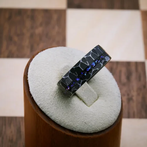 Vista 2 de 100S JEWELRY Anillo de tungsteno negro rústico para hombre con diseño de galaxia y nebulosa de Orión, acabado martillado, alianza de boda